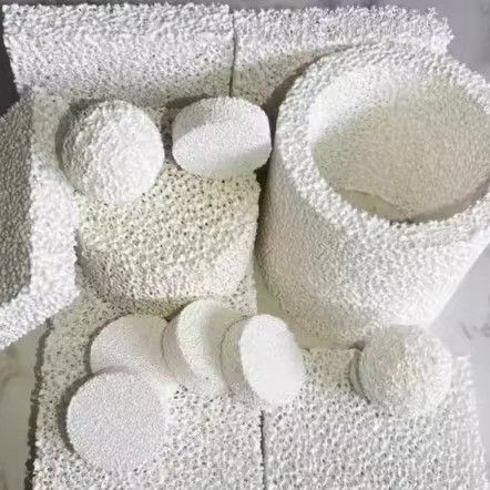Op maat gemaakte ontwerpen Aluminiumschuim keramische filterplaat Giet keramische schuim filterblok